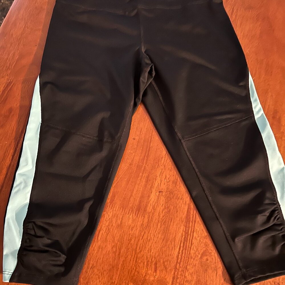 Womens size small spandex capris. Exp core performance brand.